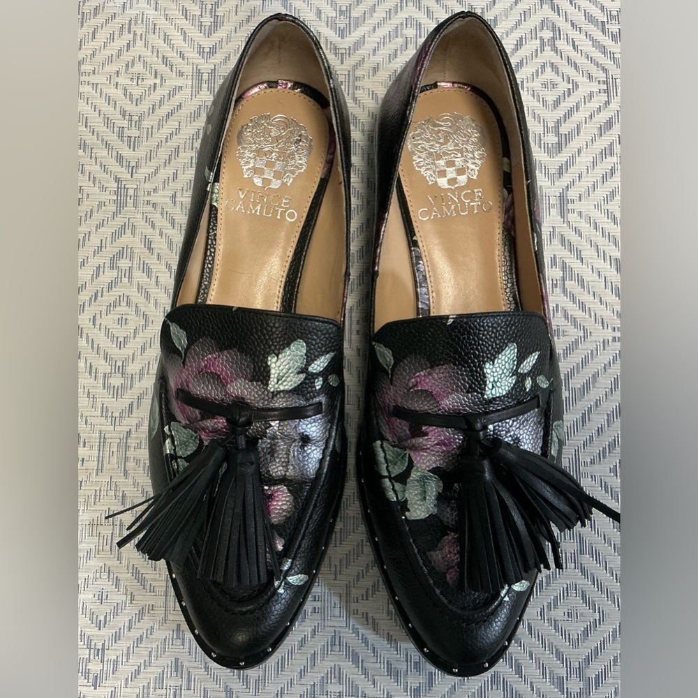 Vince Camuto Beige Leather Shoe with Silver Logo